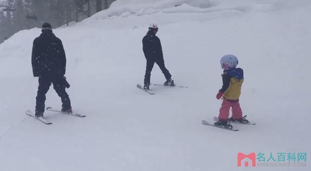 孙俪晒女儿滑雪 小花好厉害滑雪技术娴熟被妈妈封为霸王花