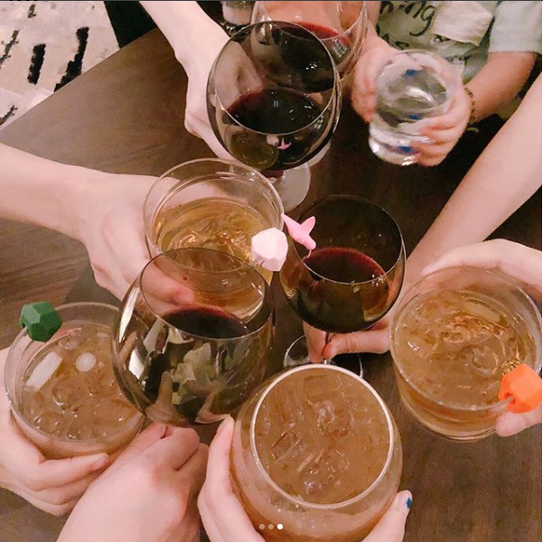 杨丞琳和朋友举杯