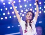 抢不到安室奈美惠演唱会门票 粉丝带神器到场外听