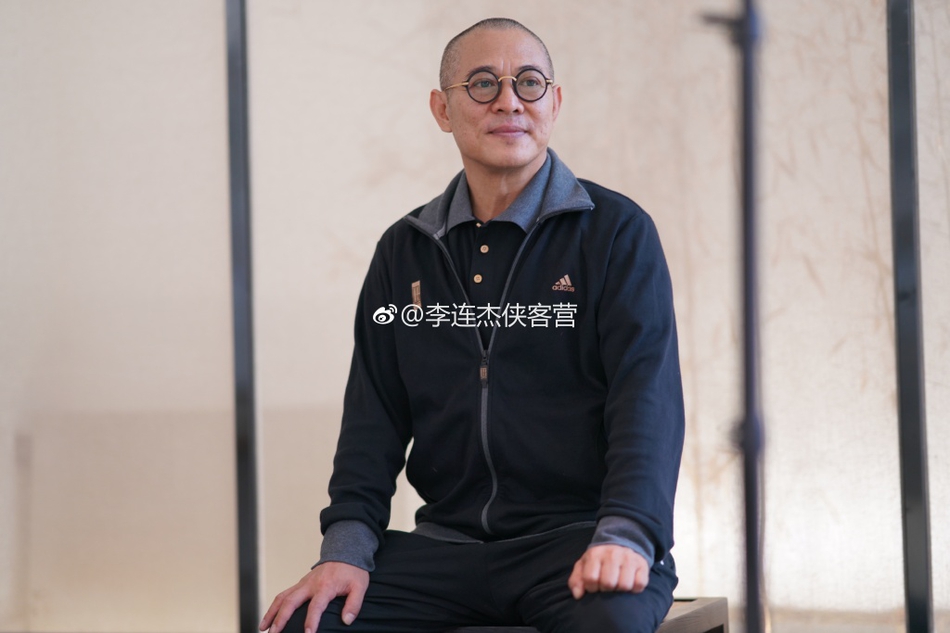 李连杰调侃自己“苍老照” 傲慢点看能否拍成70岁