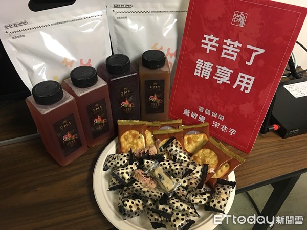 萧敬腾为媒体贴心准备茶点饮料