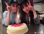 友谊满满！杨幂生日baby相伴 合掌许愿比耶合影